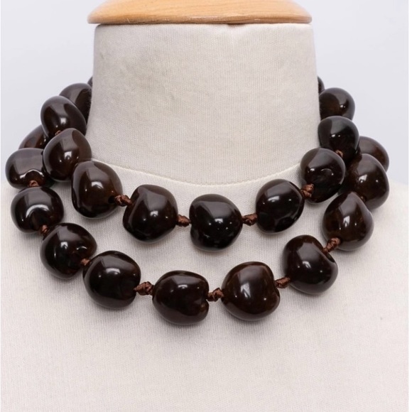 YVES SAINT LAURENT - (Attributed to)
Necklace of lacquered shell pearls - Picture 1 of 8